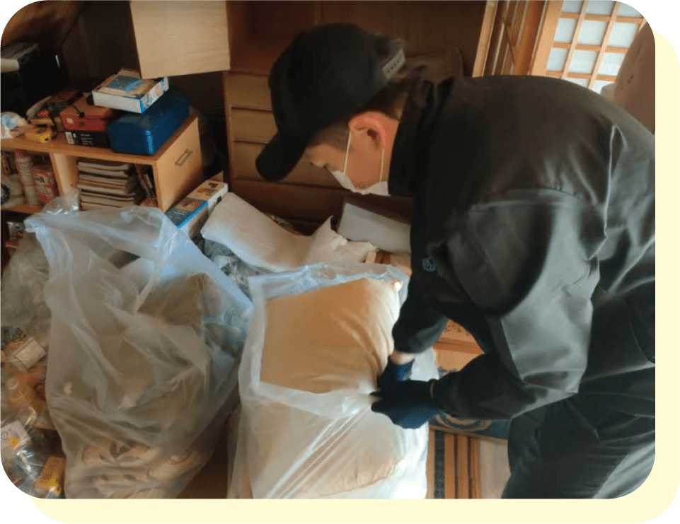 片付け業者が作業している写真