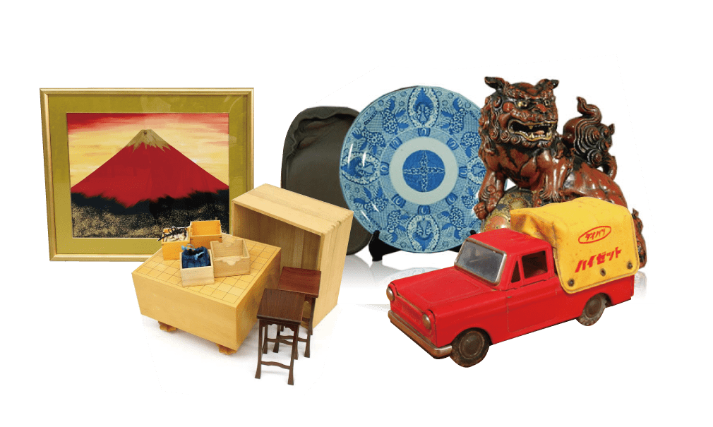 絵画、ミニチュア玩具、お皿、置物の写真