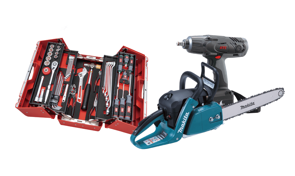 工具箱、チェーンソー、インパクトドライバーの写真