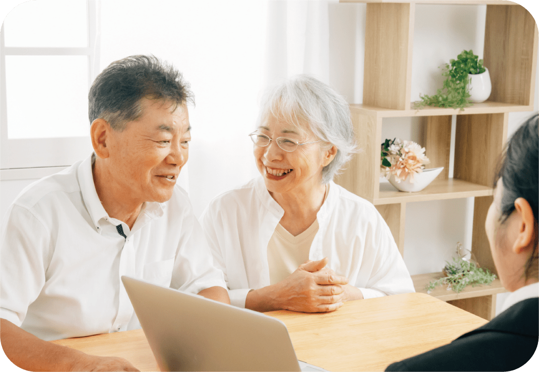 笑顔の老夫婦の写真
