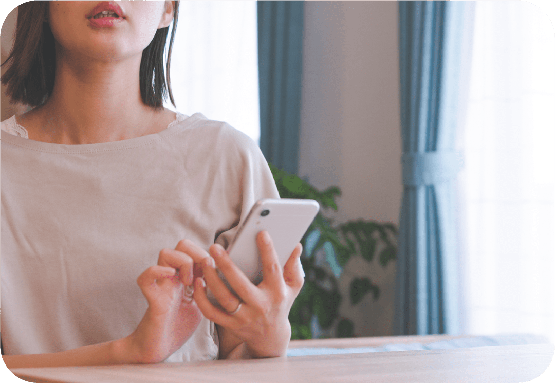 スマートフォンを操作している女性の写真