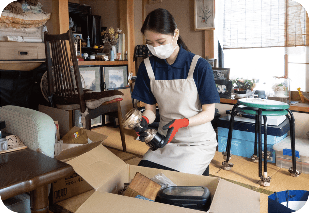 捜索作業をしているスタッフの写真